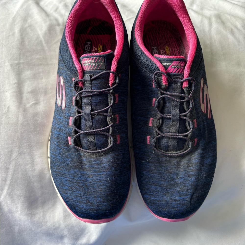 Skechers Women's Navy and Pink Athletic Shoes 7.5.